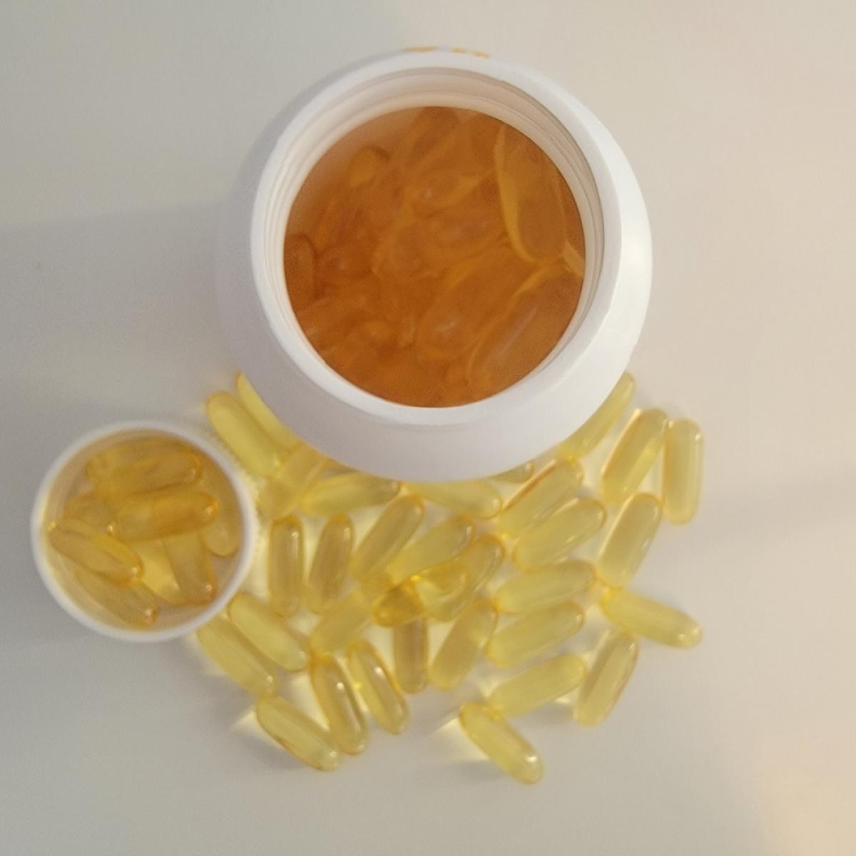 Healthwell Omega-3 sedd uppifrån med gyllene kapslar i burken