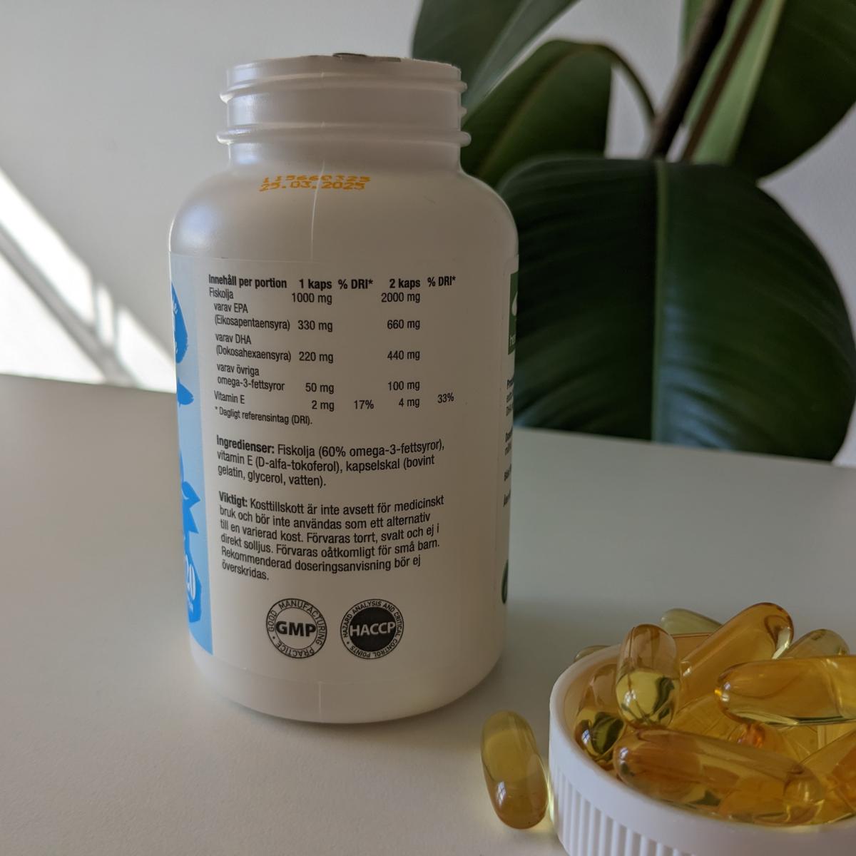 Närbild på etiketten hos Healthwell Omega-3 Plus med EPA 330 mg och DHA 220 mg