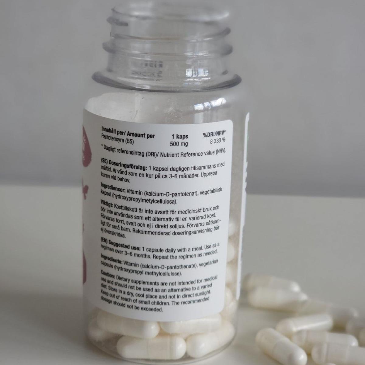 Innehålls- och doseringstext på Healthwell B5 Pantotensyra 500, fotat av oss