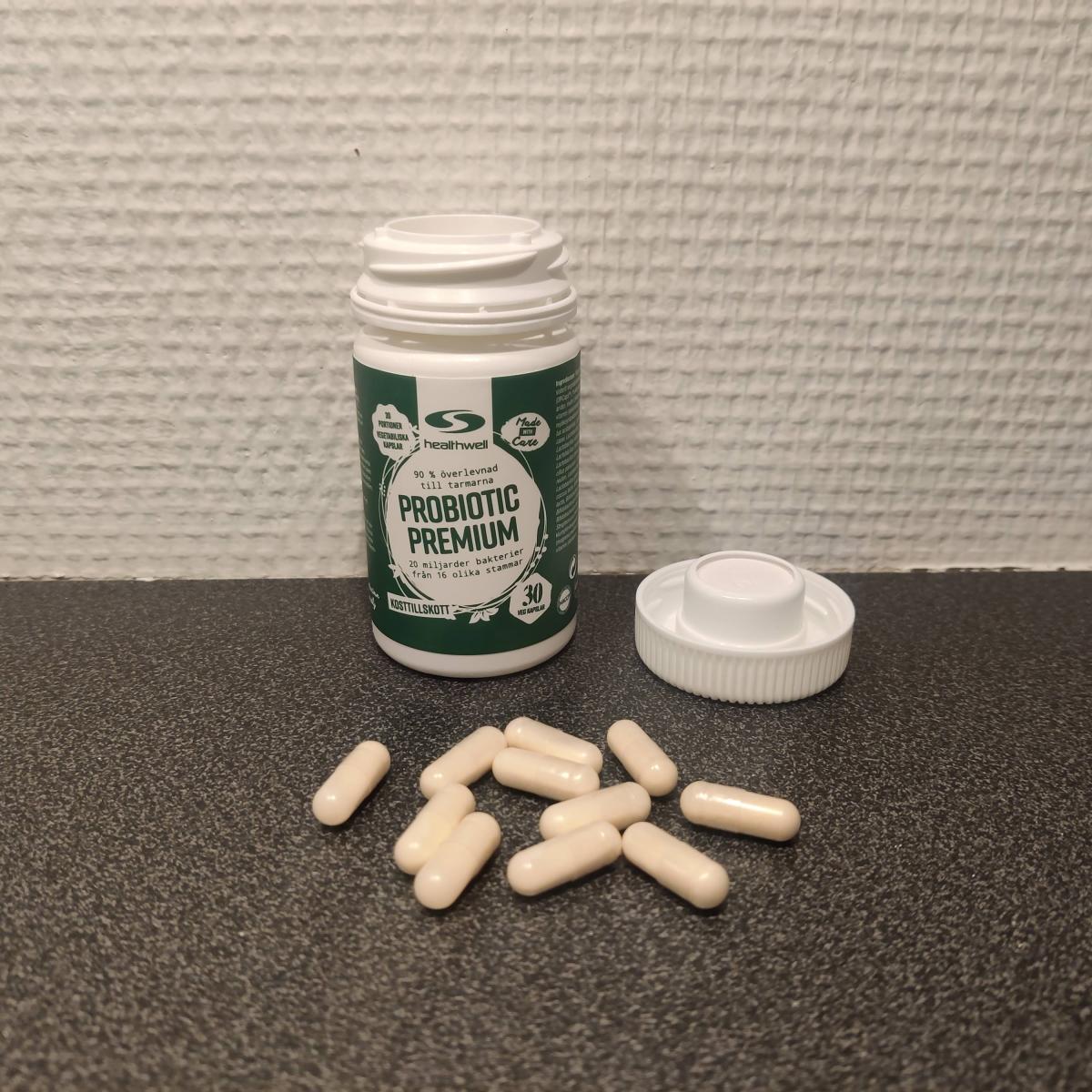 Närbild på öppnad burk med kapslar, taget i vårt test
