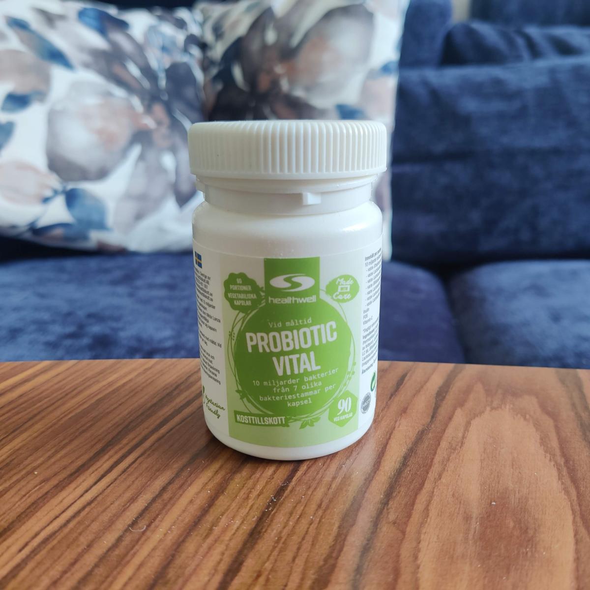 Närbild på innehållsdeklaration med listade bakteriestammar på Probiotic Vital