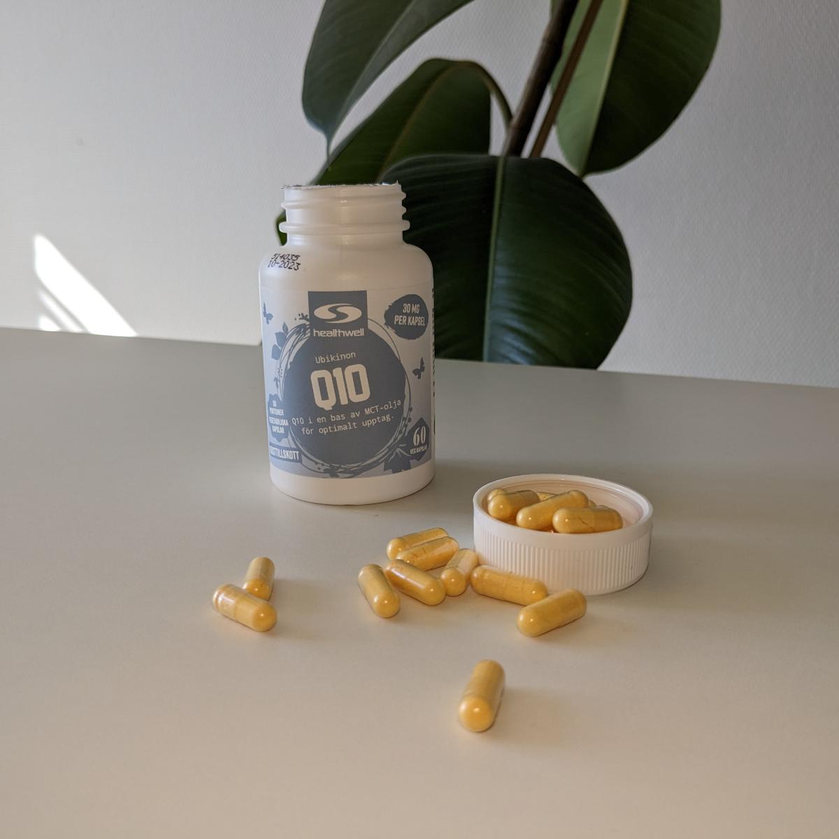 Healthwell Q10 50 baksida fotad av oss – tydlig ingredienslista med MCT-olja och vegetabilisk kapsel