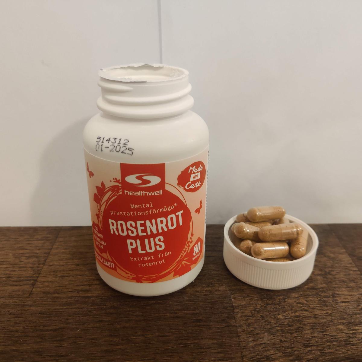 Healthwell Rosenrot Plus på köksbänk med kapslar, foto från vårt test