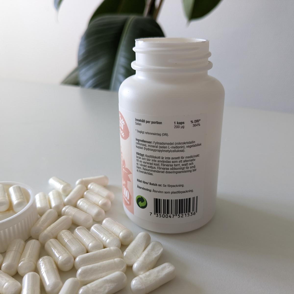 Healthwell Selen kapsel bredvid linjal visar kompakt storlek cirka 2 cm