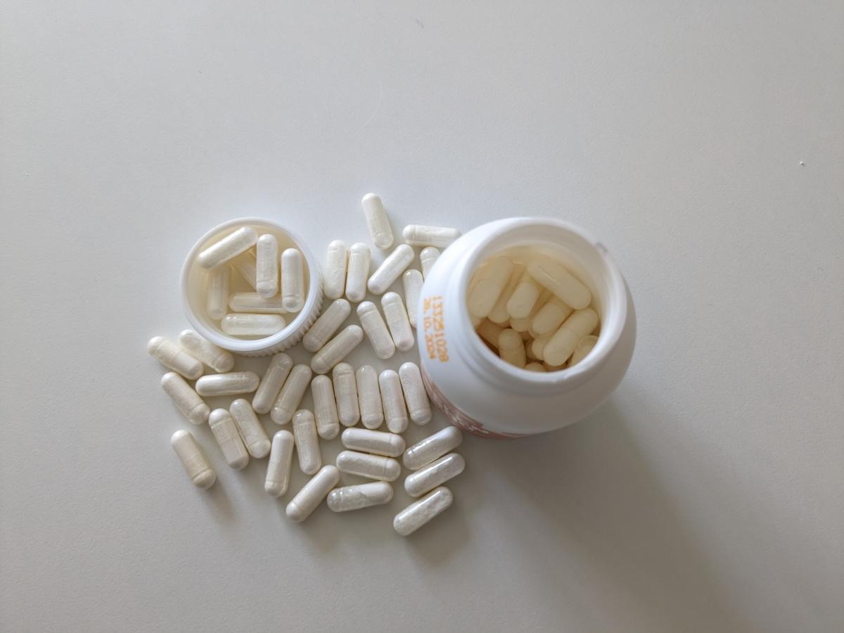 Närbild ovanifrån av Healthwell Selen 200 kapslar, foto från vårt test