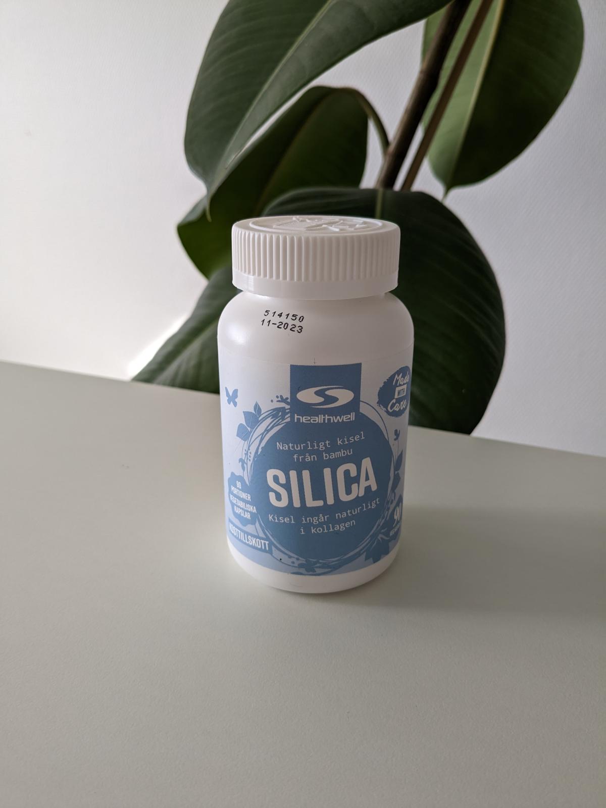 Healthwell Silica på ljust bord med växt, vårt foto från testet