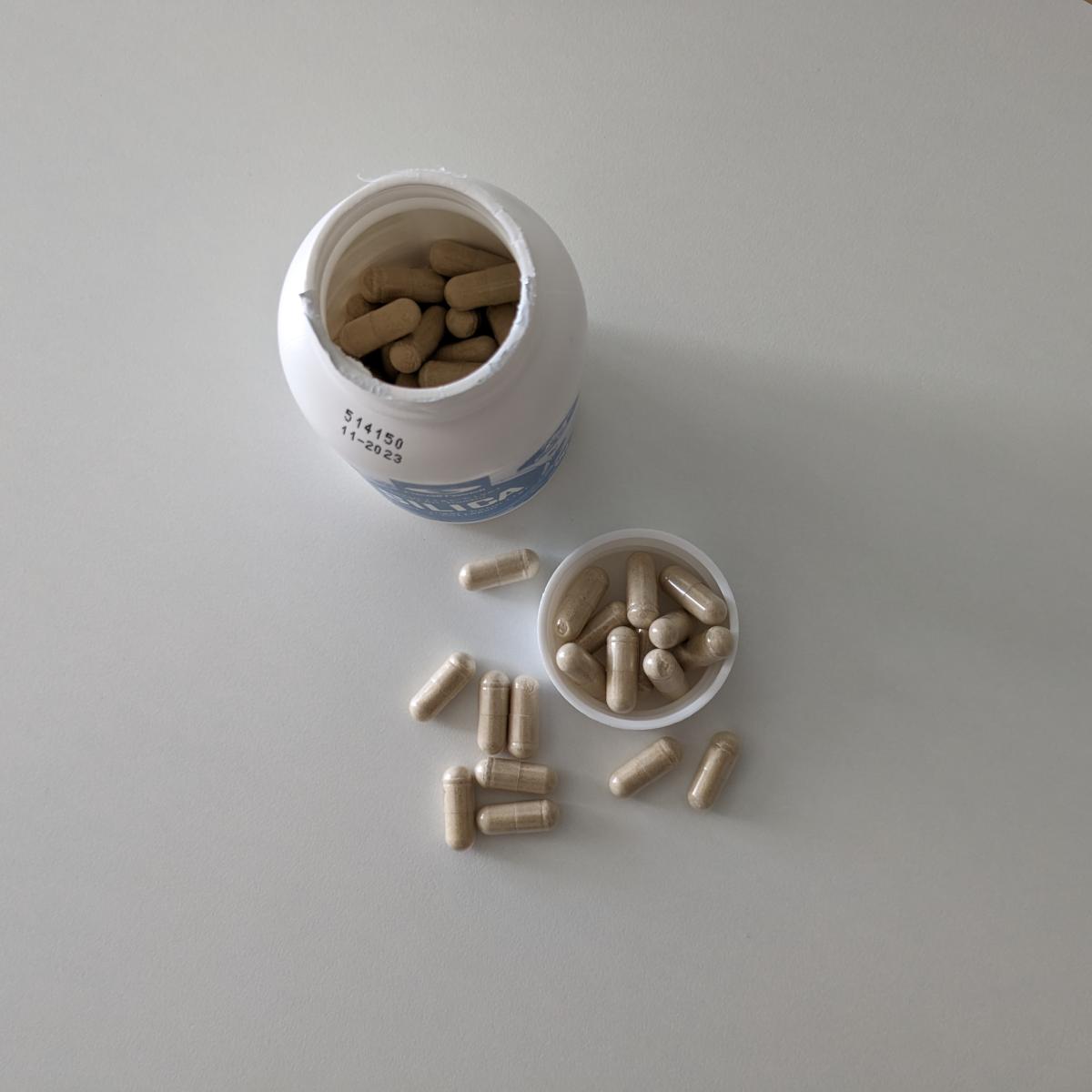 Närbild av innehåll och dosering på Healthwell Silica, vårt testfoto