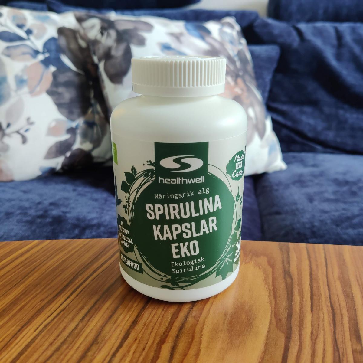 Öppen burk och ett gäng gröna kapslar på bänkskivan, vår egen bild från testet