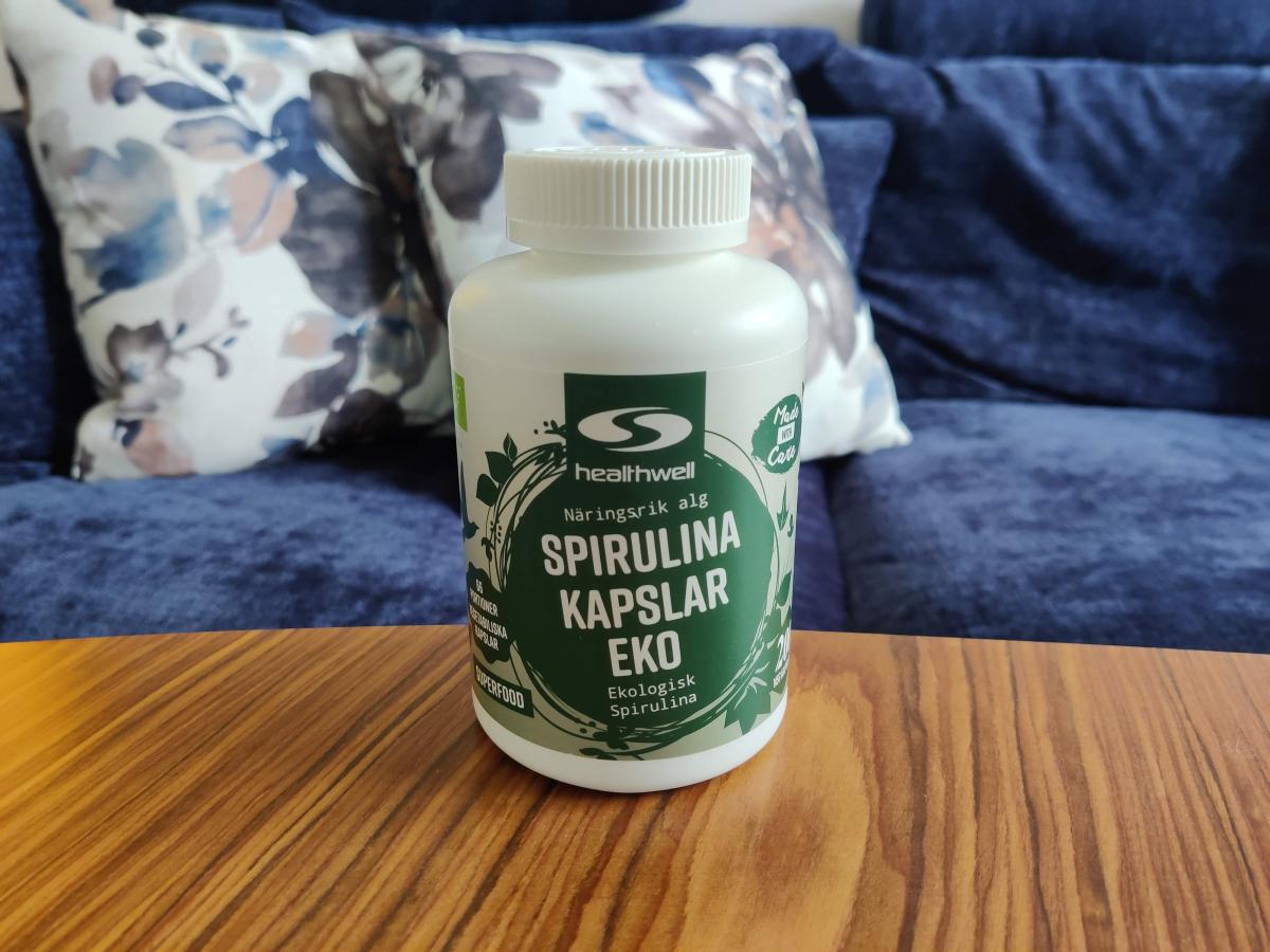 Healthwell Spirulina Kapslar EKO på soffbordet hemma, tagen av oss under testet med EU‑ekologisk märkning och 200 kapslar