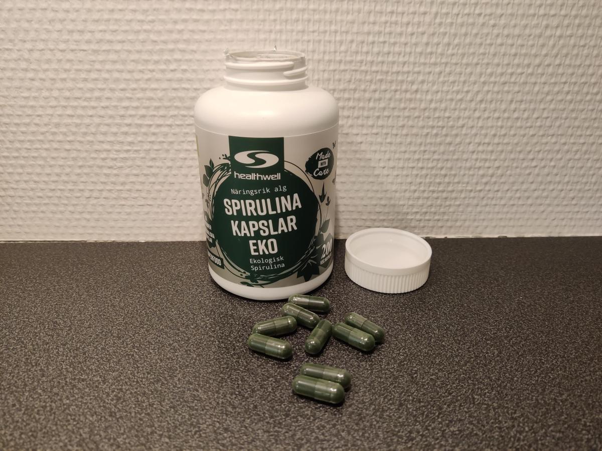 Öppen burk och ett gäng gröna kapslar på bänkskivan, vår egen bild från testet
