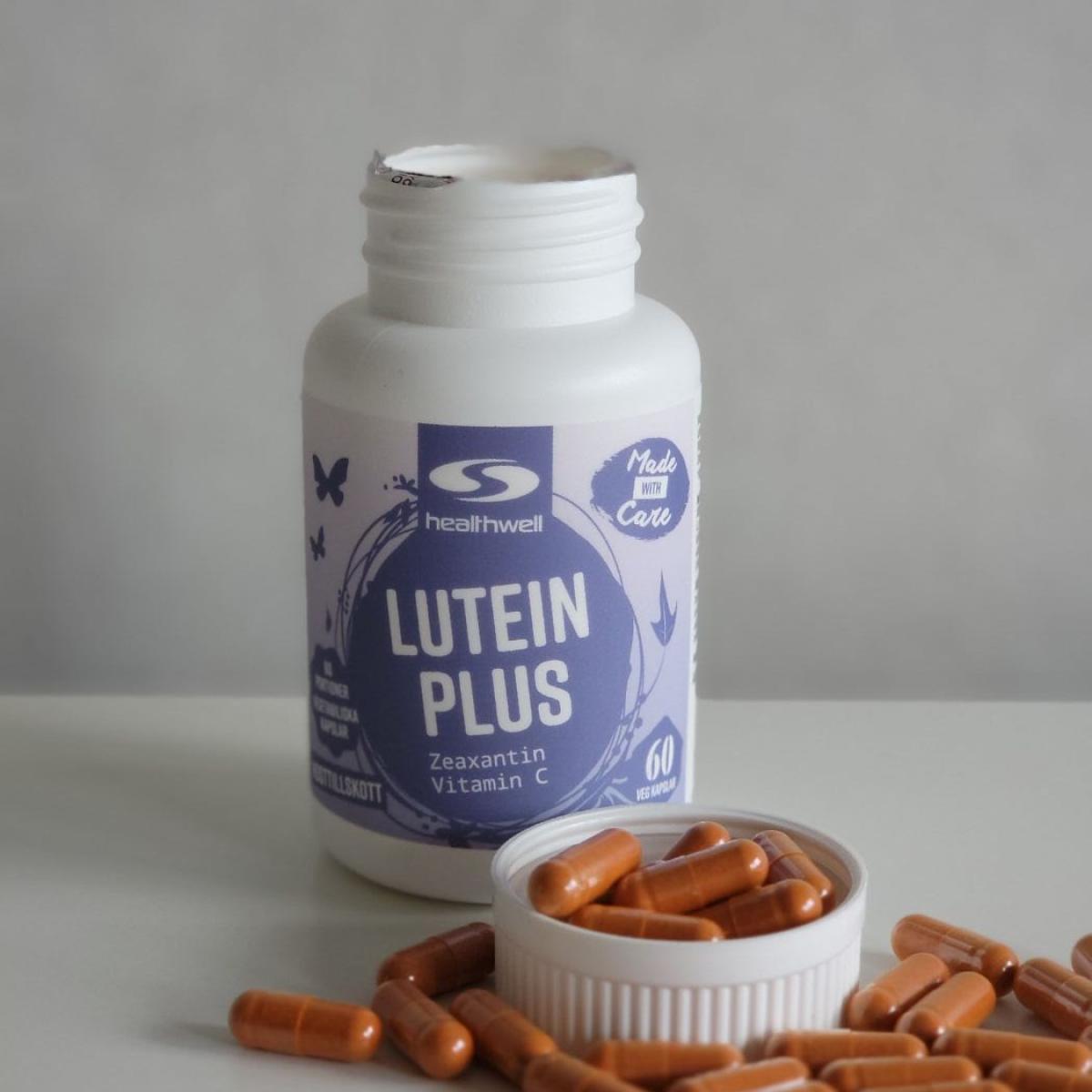 Närbild uppifrån på Healthwell Super Lutein och de orange kapslarna