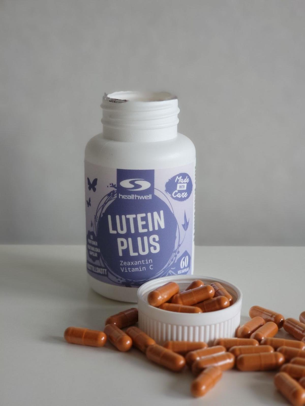 Healthwell Super Lutein fotograferad av oss med öppnad burk och kapslar