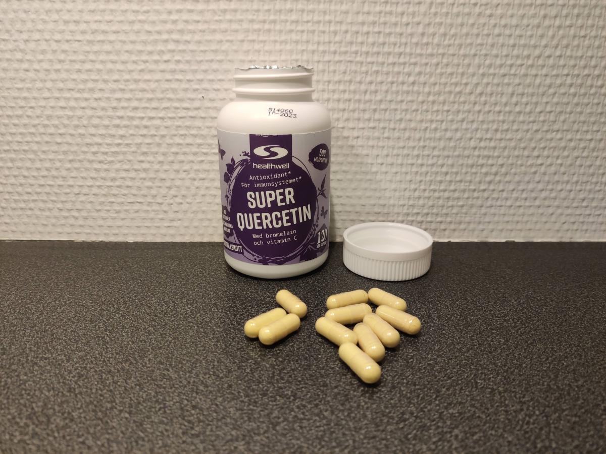 Öppen burk och kapslar av Healthwell Super Quercetin på köksbänken, eget foto