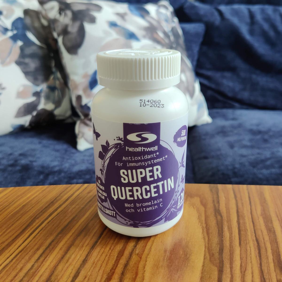 Öppen burk och kapslar av Healthwell Super Quercetin på köksbänken, eget foto