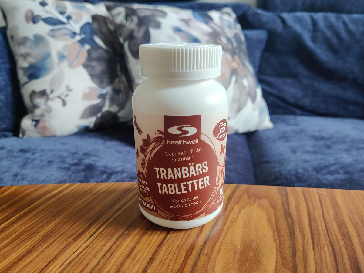 Healthwell Tranbärstabletter på soffbord hemma, foto av oss under testet