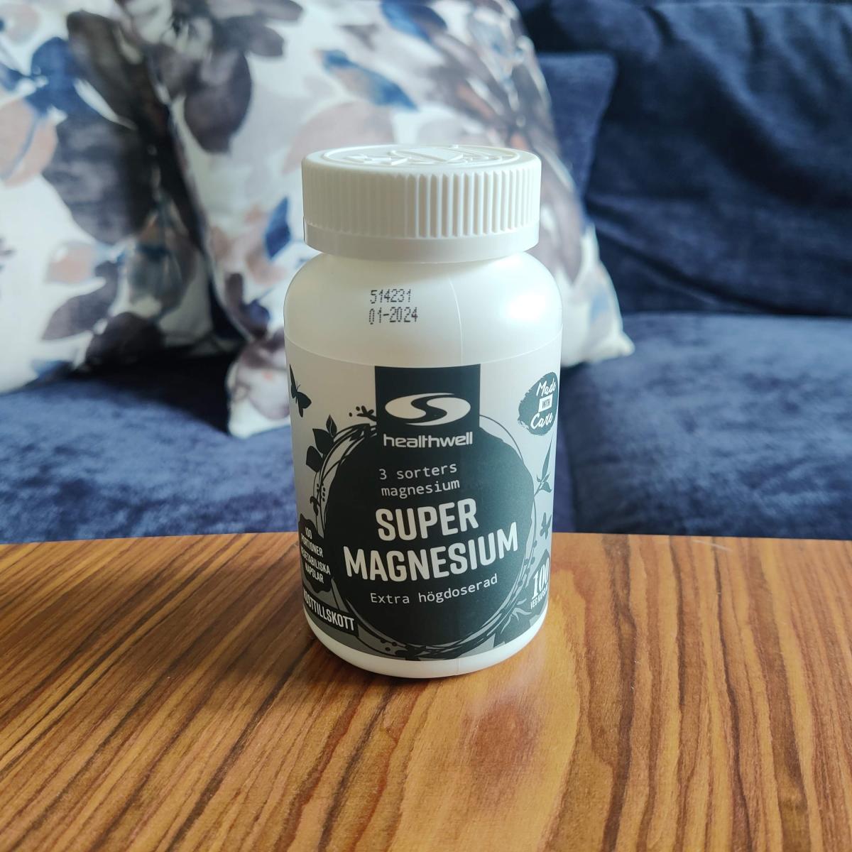Healthwell Trippel Magnesium på soffbord hemma, tagen under vår åtta veckor långa testperiod