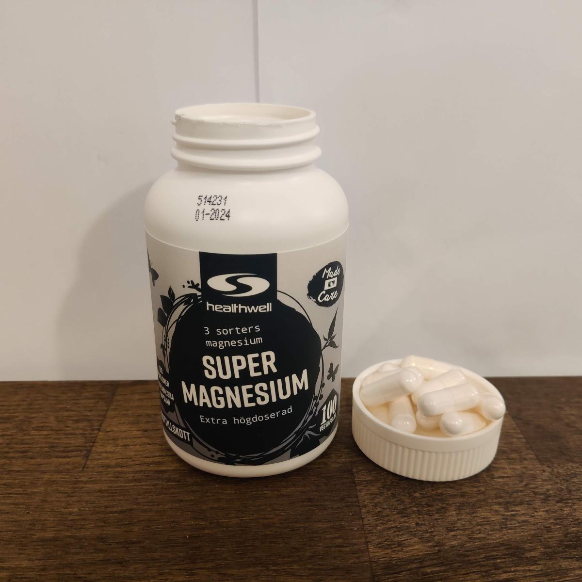 Kapsel från Healthwell Trippel Magnesium uppmätt till cirka 23 mm med skjutmått