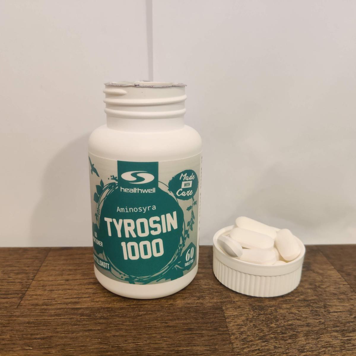 Healthwell Tyrosin 1000 i närbild med några tabletter intill, taget i vårt test