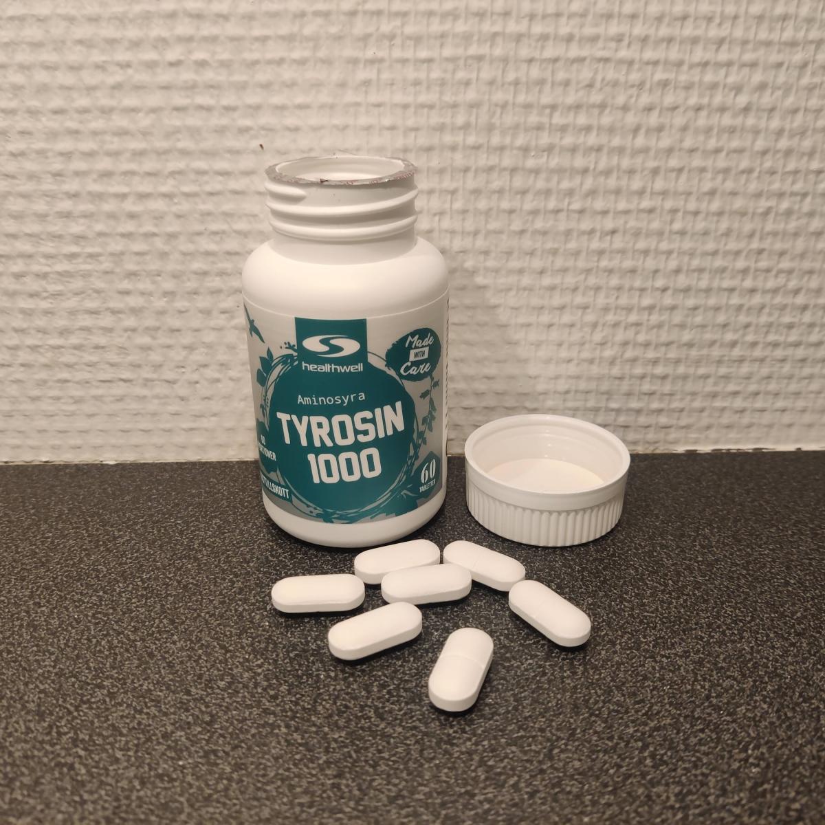 Öppen burk Healthwell Tyrosin 1000 med tabletter framme på bänken