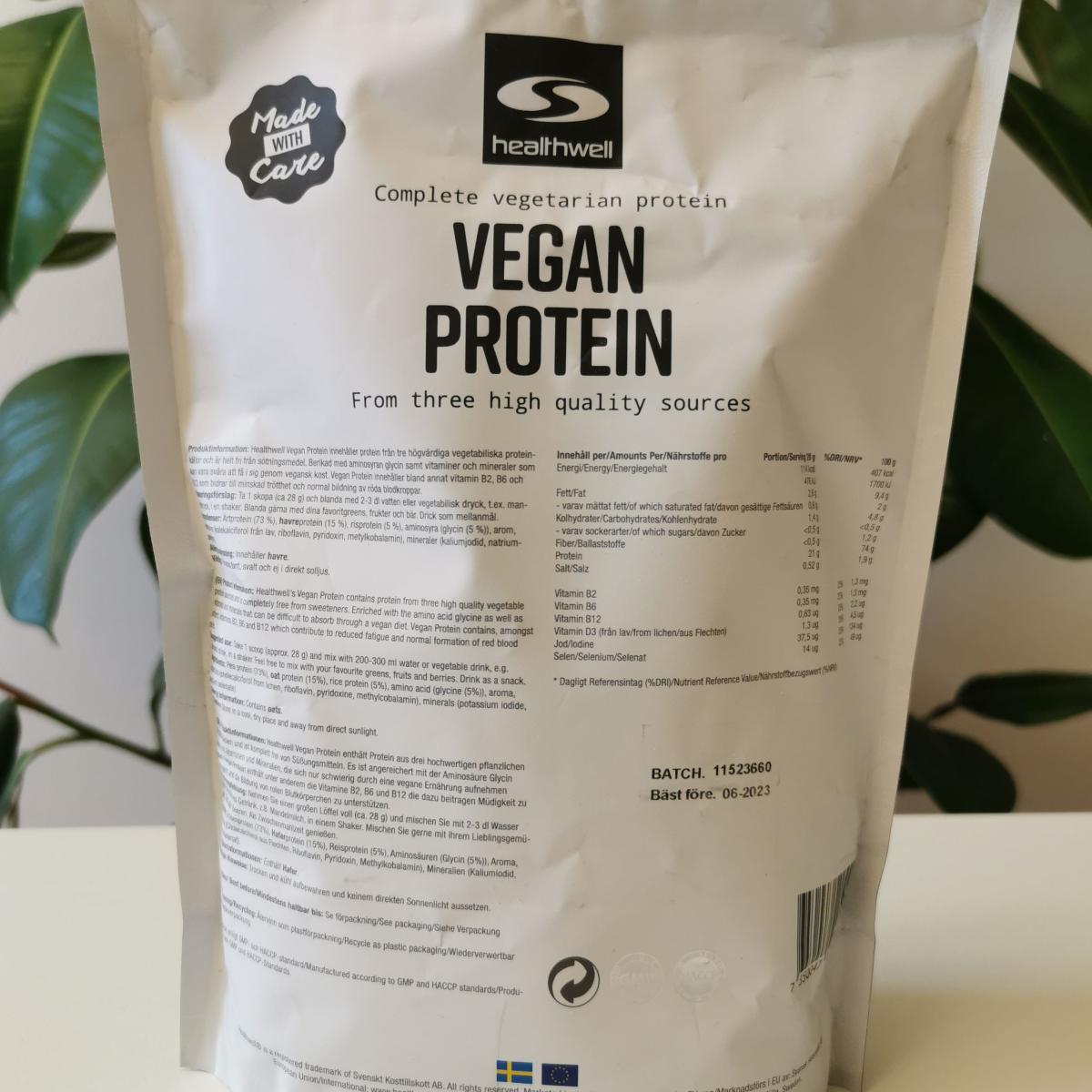 Närbild på ingredienslista och dosering på Healthwell Vegan Protein