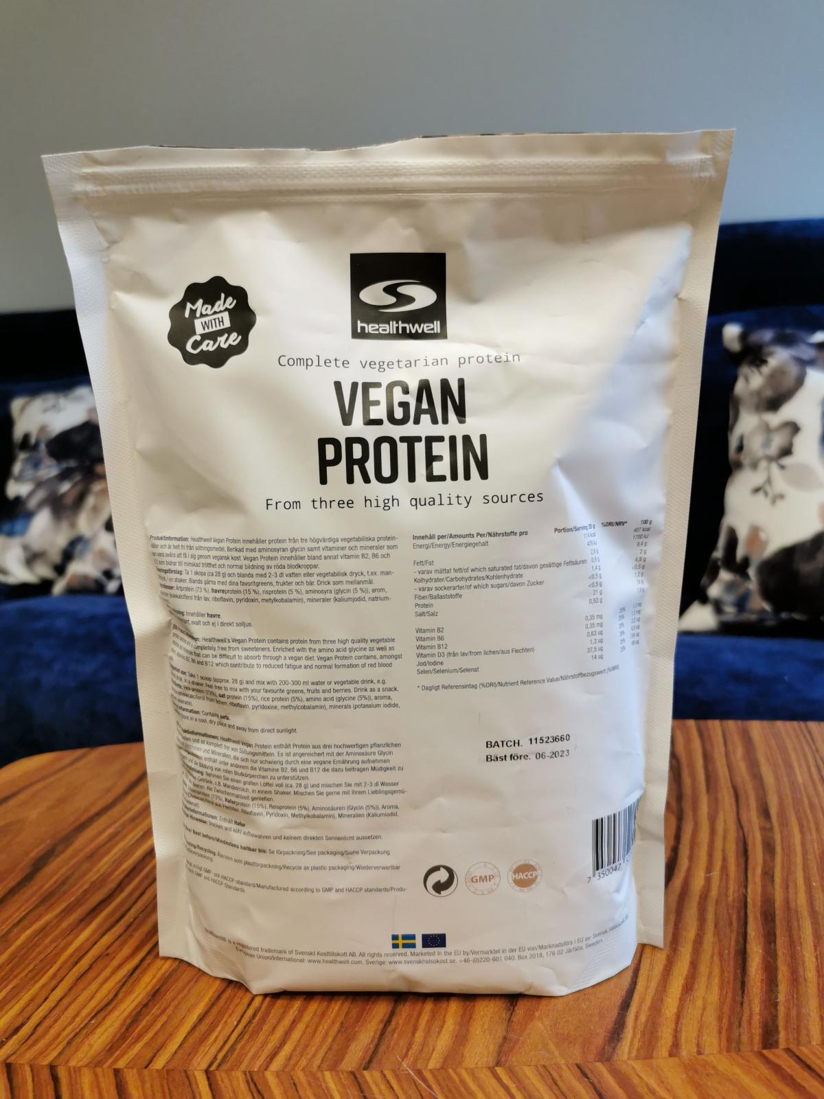 Baksida med näringsinfo på Healthwell Vegan Protein, tagen av oss