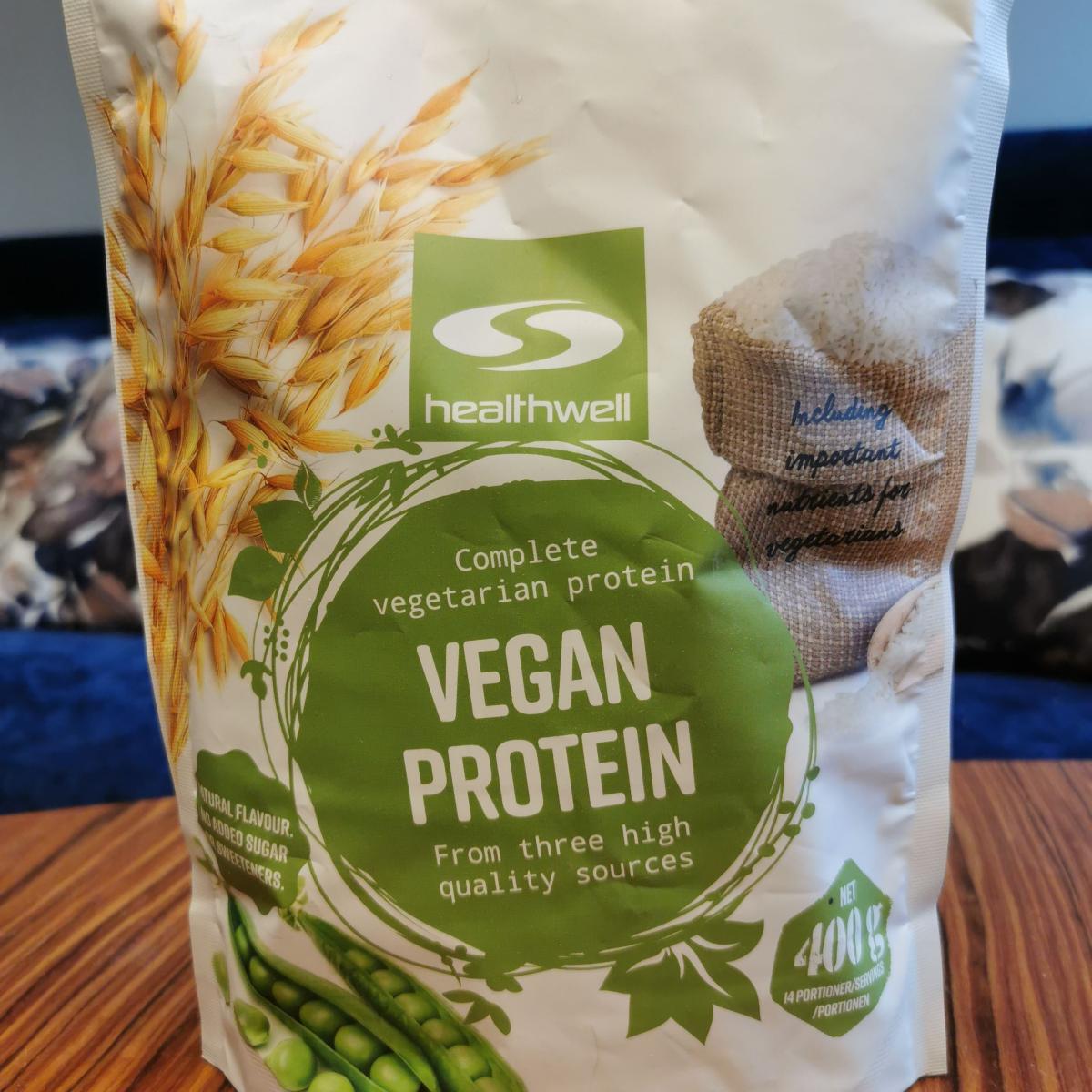 Baksida med näringsinfo på Healthwell Vegan Protein, tagen av oss