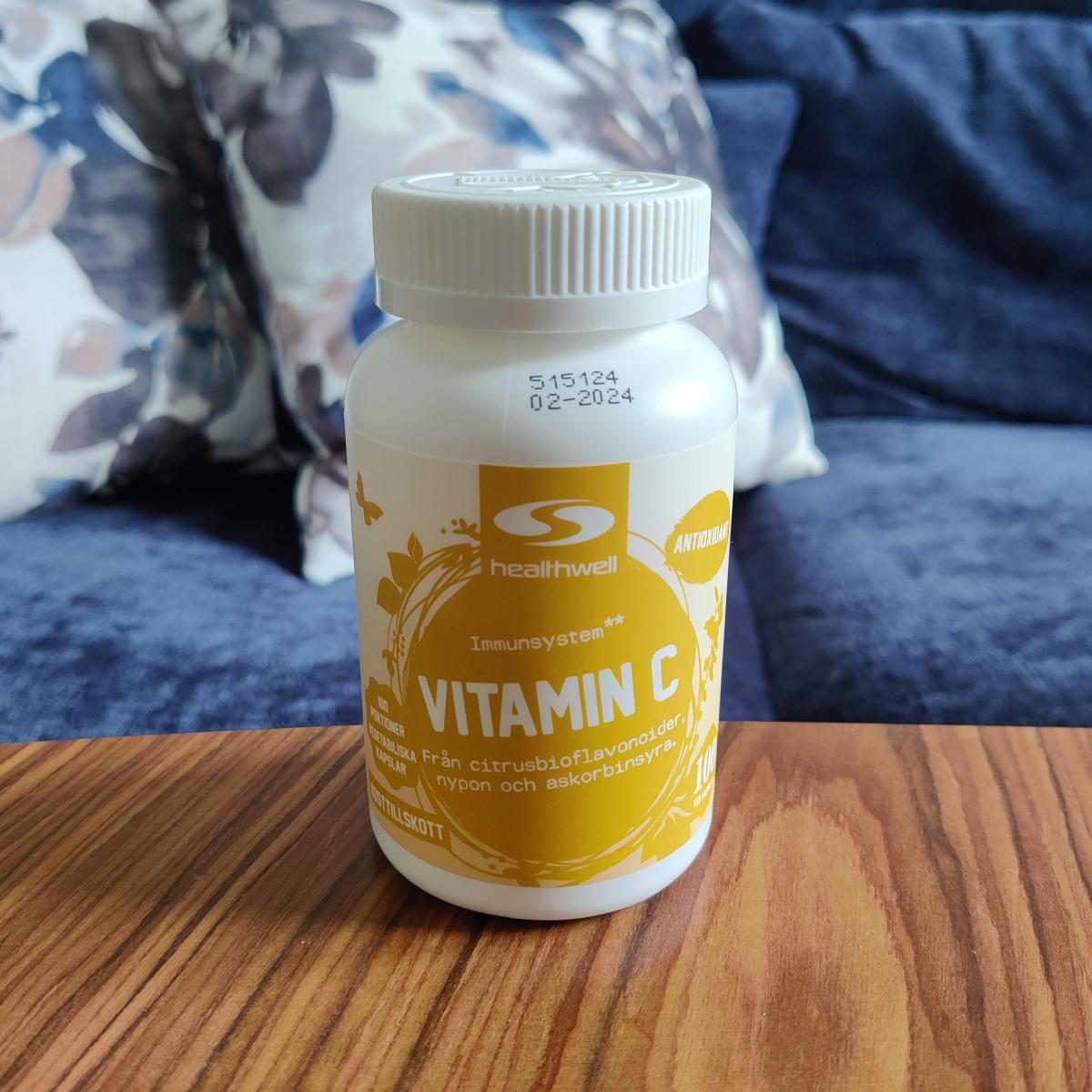 Healthwell Vitamin C sida med svensk kontaktinfo och vegetarian friendly symbol foto taget av oss