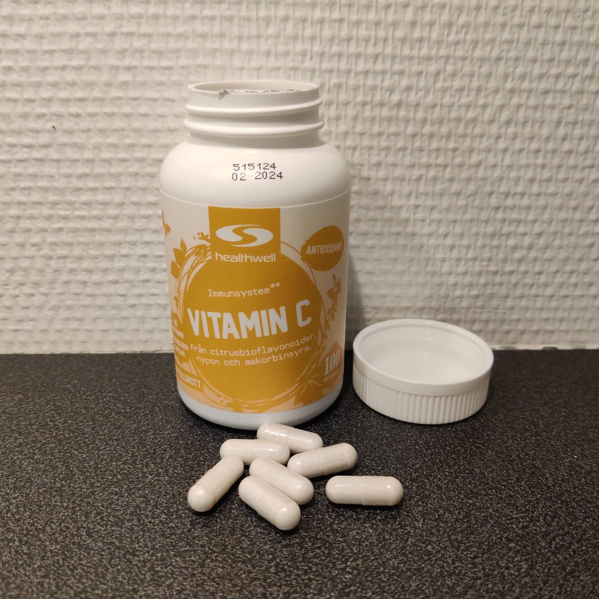 Healthwell Vitamin C med kapslar bredvid burken foto taget av oss