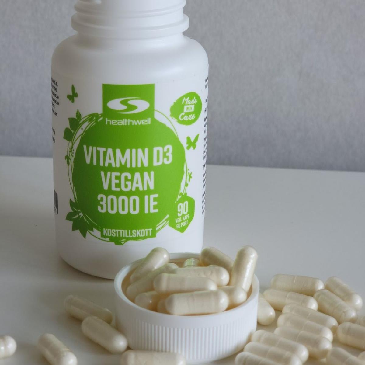 Healthwell Vitamin D3 Vegan 3000 IE, öppen burk och kapslar – foto av oss