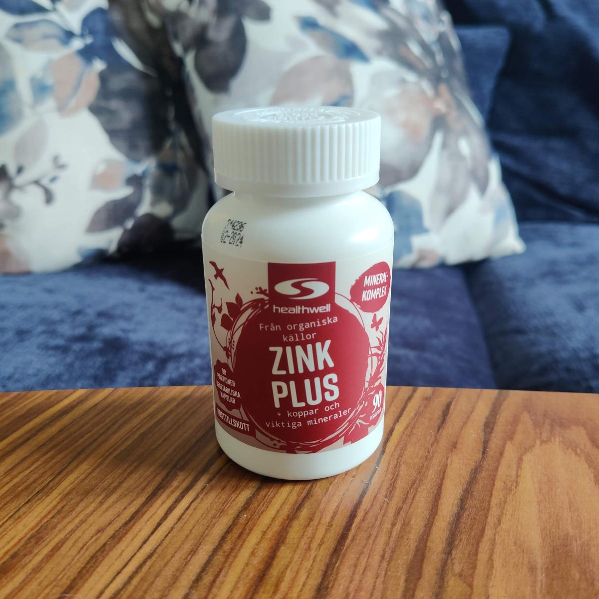 Healthwell Zink 25 Plus på soffbord i hemmamiljö, fotad av oss