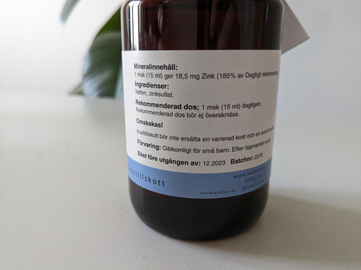 Baksida med innehåll och dosering på Helhetshälsa ZinkStatus fotograferad av oss