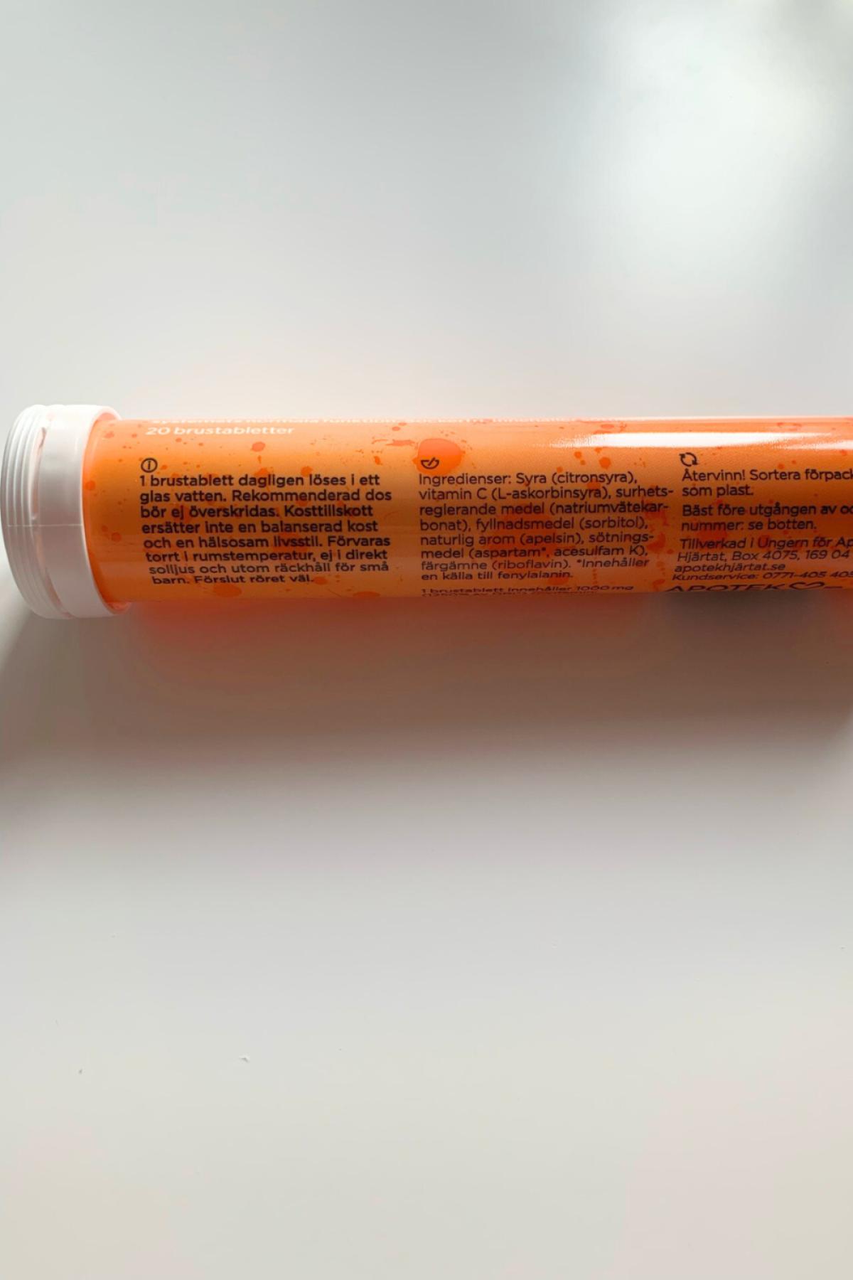 Närbild på dosering och ingredienser på Hjärtats Vitamin C Apelsin, vår bild