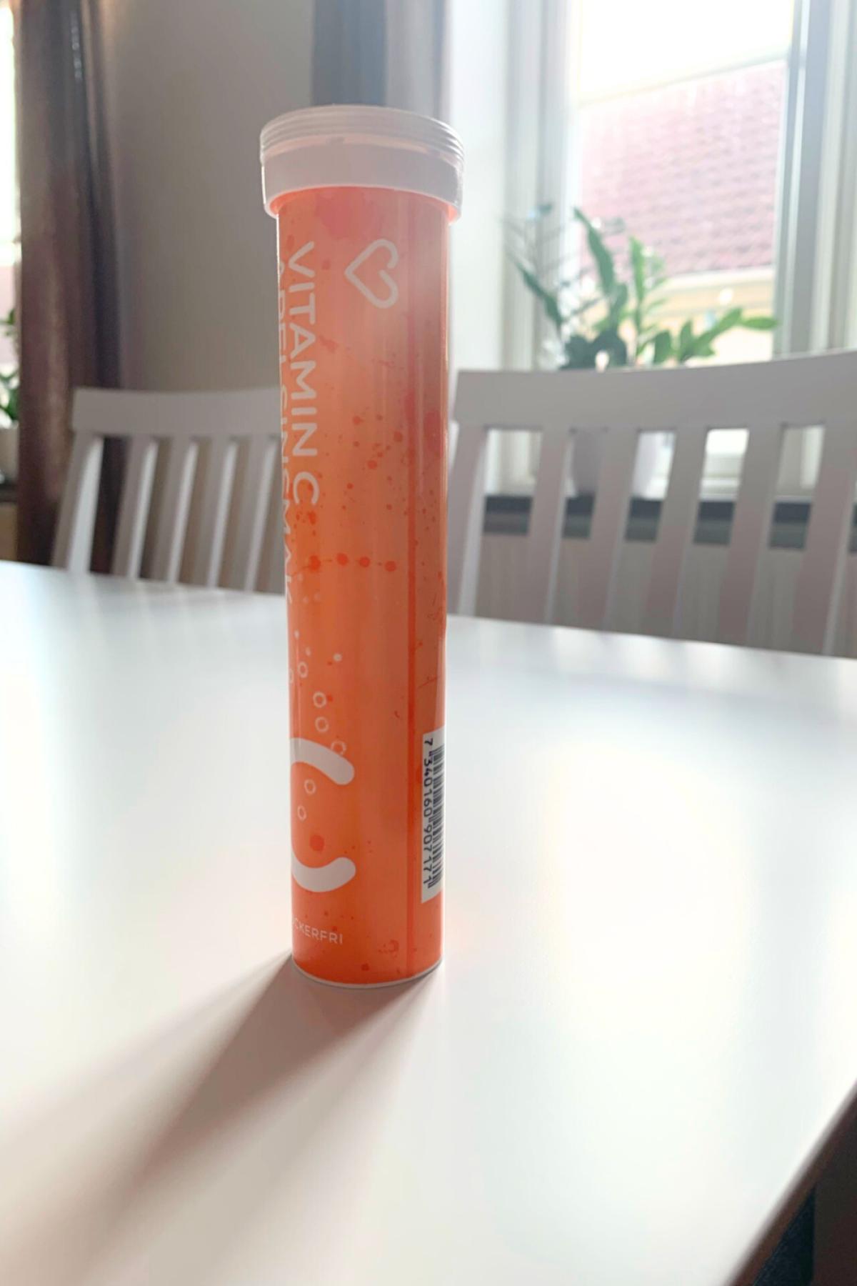 Hjärtats Vitamin C Apelsin i brusrör på köksbord, foto taget av oss under testet