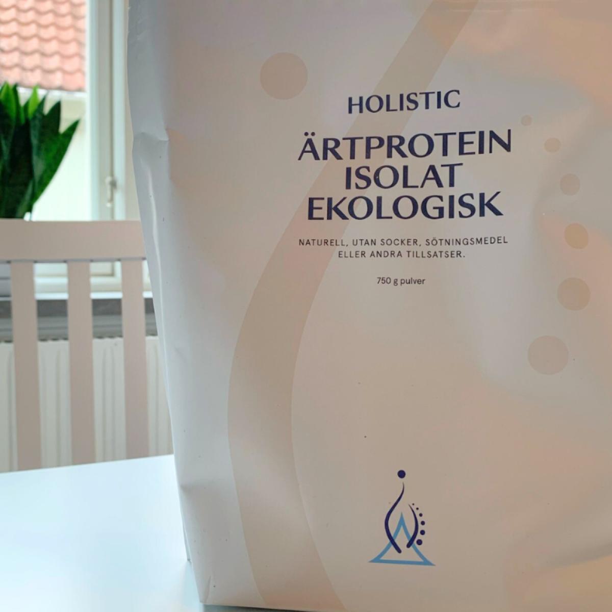 Baksida med näringsvärden och aminosyraprofil på Holistic Ärtprotein, fotograferad av oss