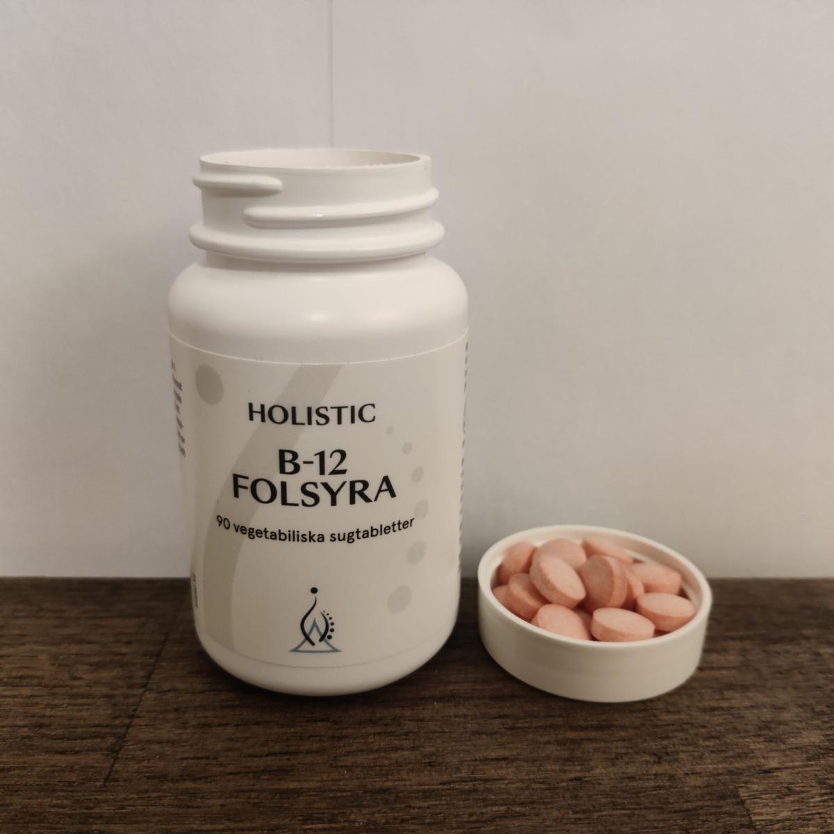 Holistic B12 Folsyra på träbord med tabletter bredvid eget foto