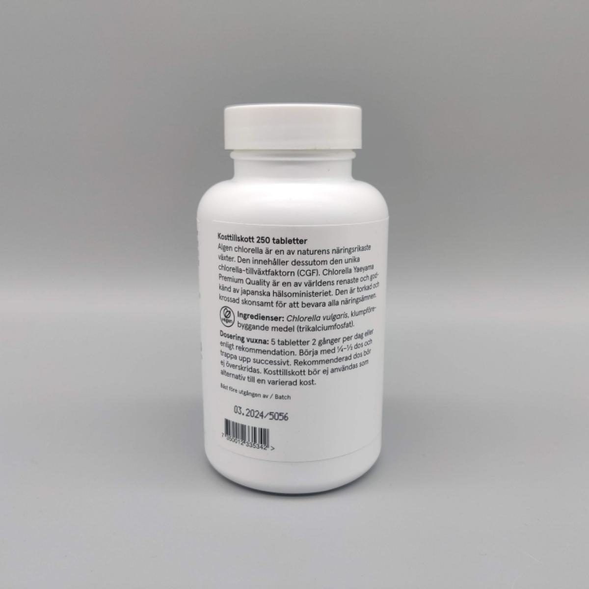 Holistic Chlorella baksida med ingredienser och dosering fotad av oss