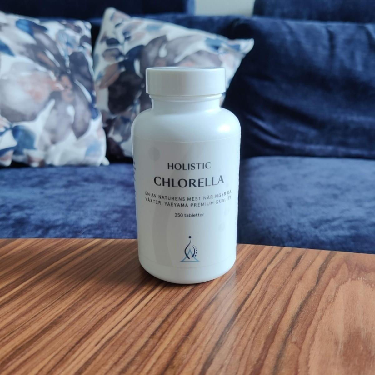 Holistic Chlorella burk i vardagsrumsmiljö fotad av oss
