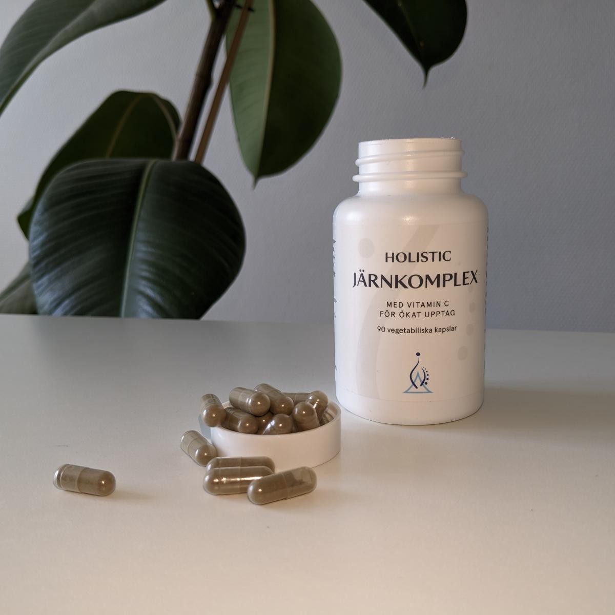 Närbild uppifrån på Holistic Järnkomplex med kapslar i burken, foto från vårt test
