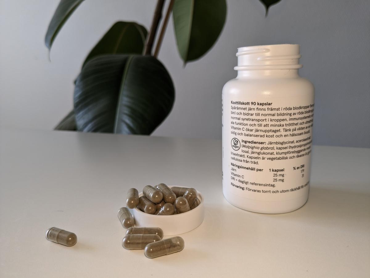Baksida av Holistic Järnkomplex med ingredienslista, fotograferad under vårt test