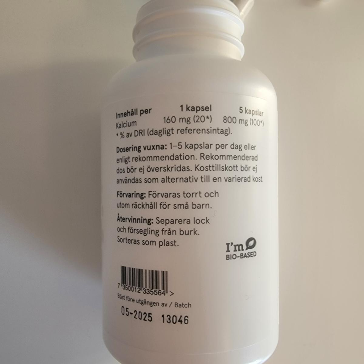 Doseringsruta på Holistic Kalcium 160 mg per kapsel och 800 mg vid fem kapslar, med återvinningsinfo