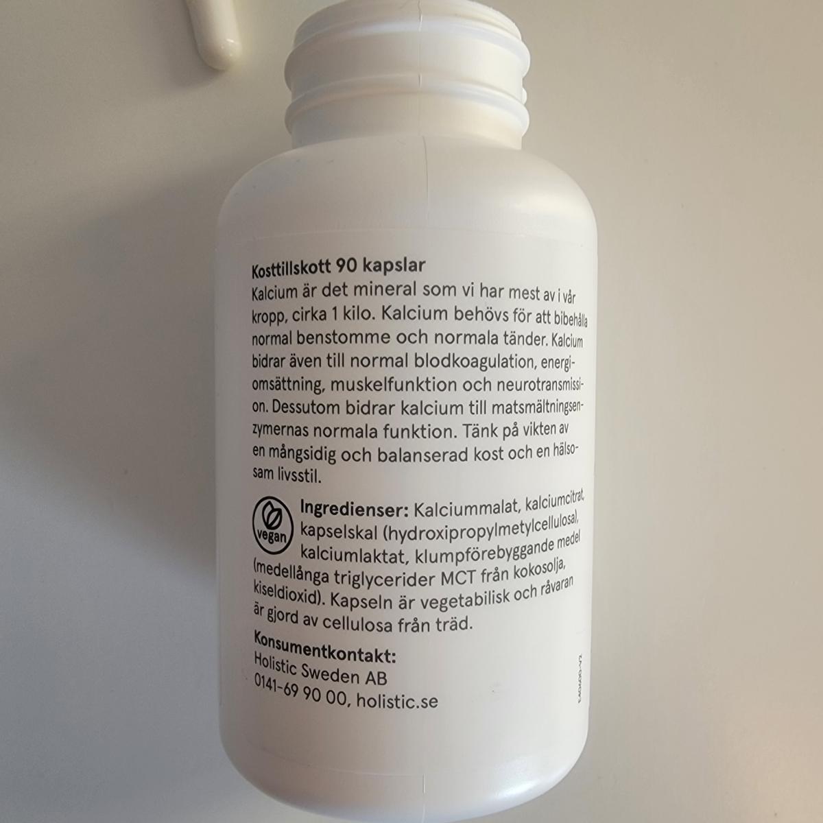 Etikettsida med ingredienslista på Holistic Kalcium, foto från vårt test