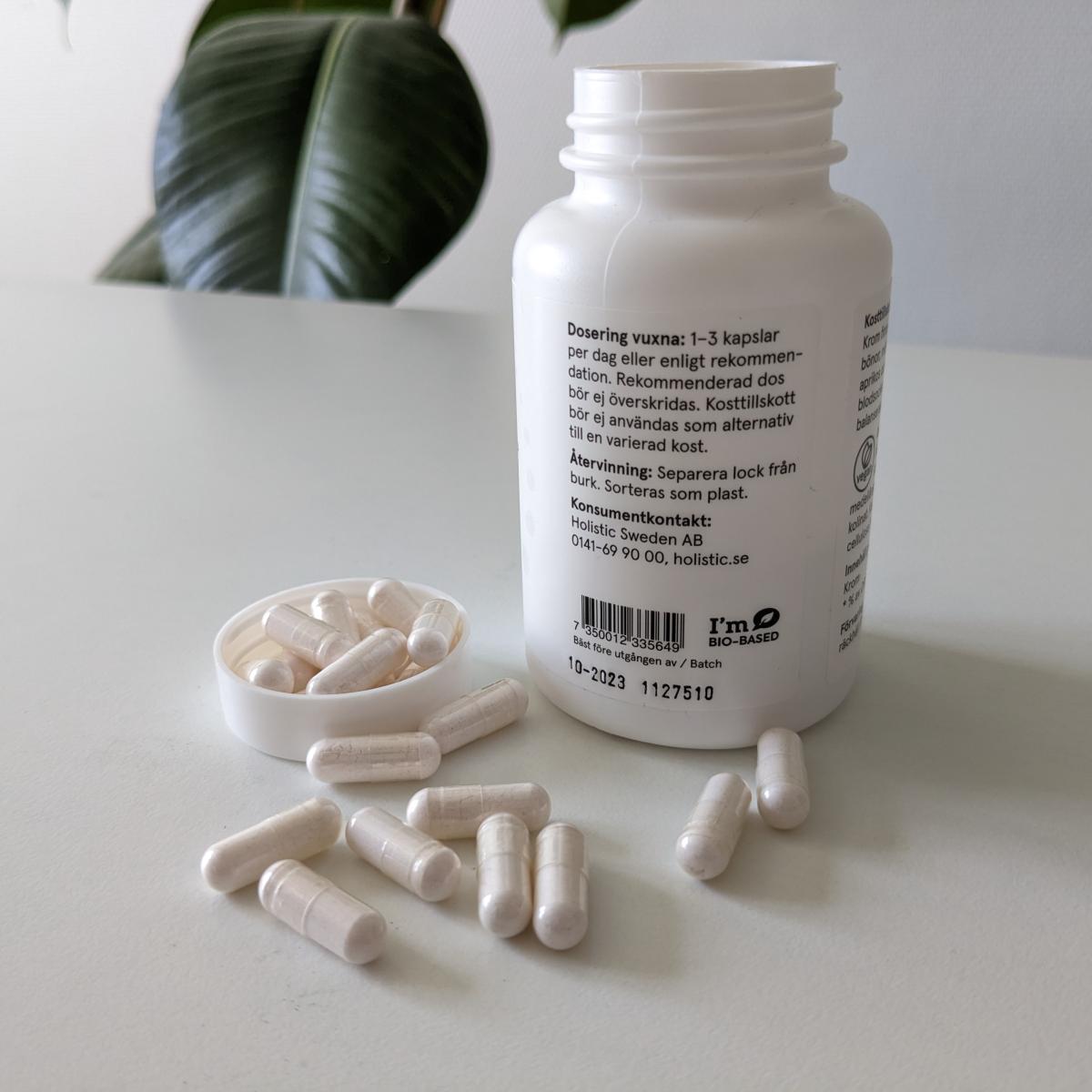 Baksidan av Holistic Krom med tydlig dosering och batchinfo, vårt foto