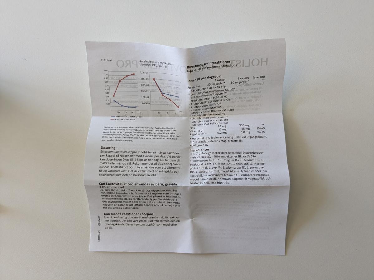 Dosering och innehåll i Holistic LactoVitalis Pro med 20 miljarder CFU per kapsel samt C och B2, fotograferat av oss
