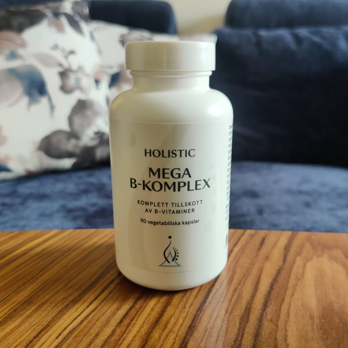 Holistic Mega B‑komplex i hemmamiljö på soffbord – vårt foto
