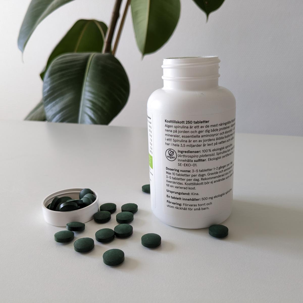 Närbild av spirulinatablett bredvid linjal cirka 11 mm, egen testbild