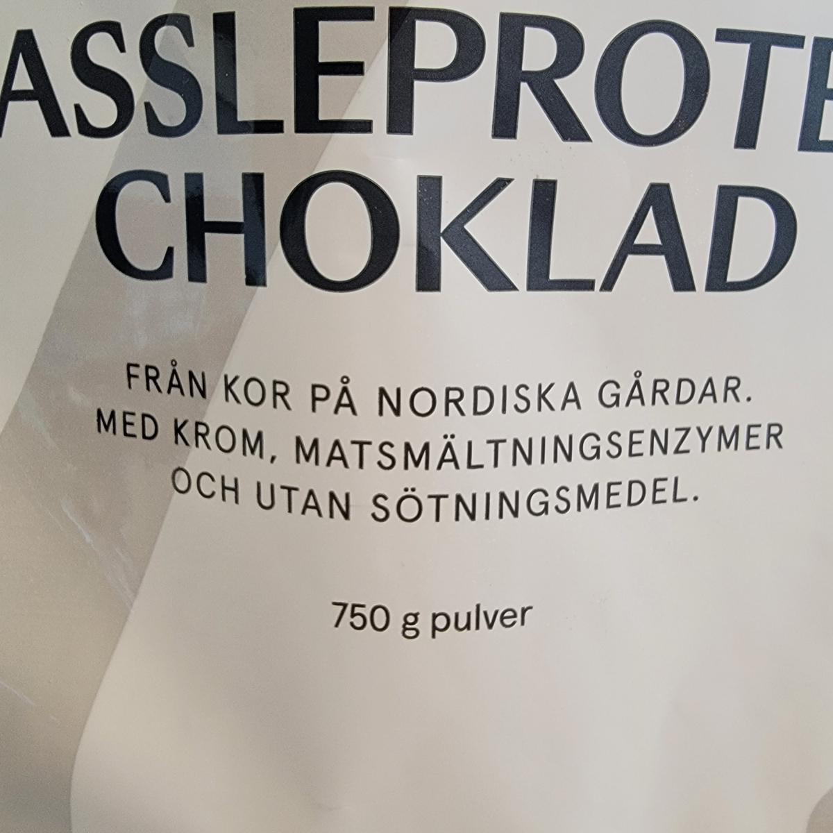 Närbild på Holistic-etikett med nordiskt ursprung och enzymer tydligt utskrivna, tagen av oss