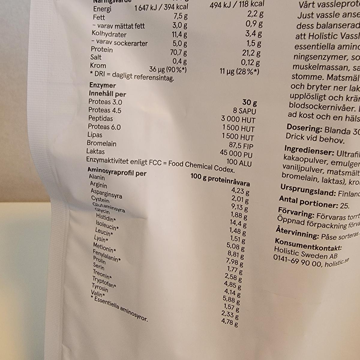 Baksida med näringsdeklaration och aminosyraprofil för Holistic Vassleprotein, foto i vårt test