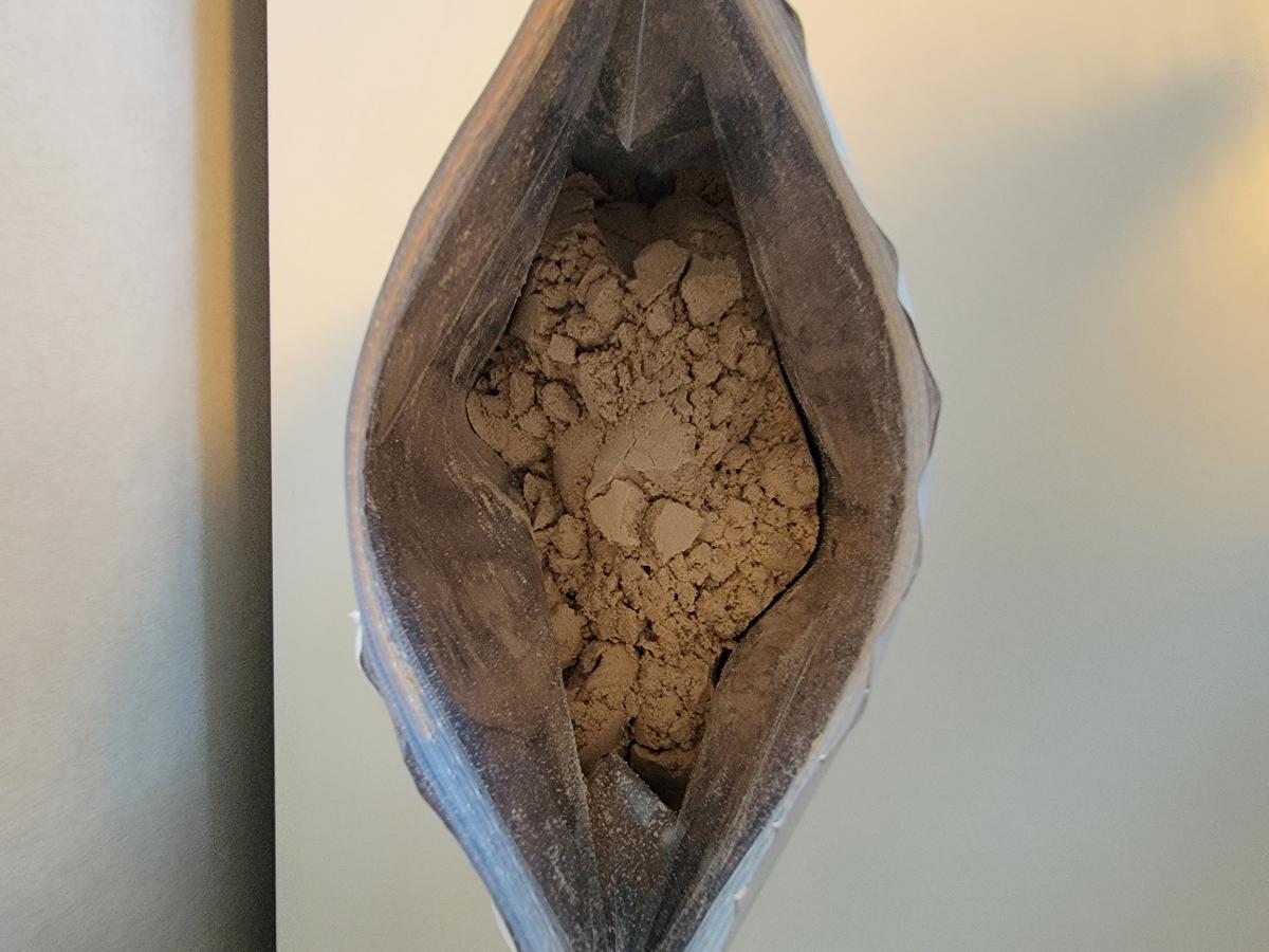 Öppnad påse Holistic Vassleprotein choklad sedd uppifrån, foto från vårt test