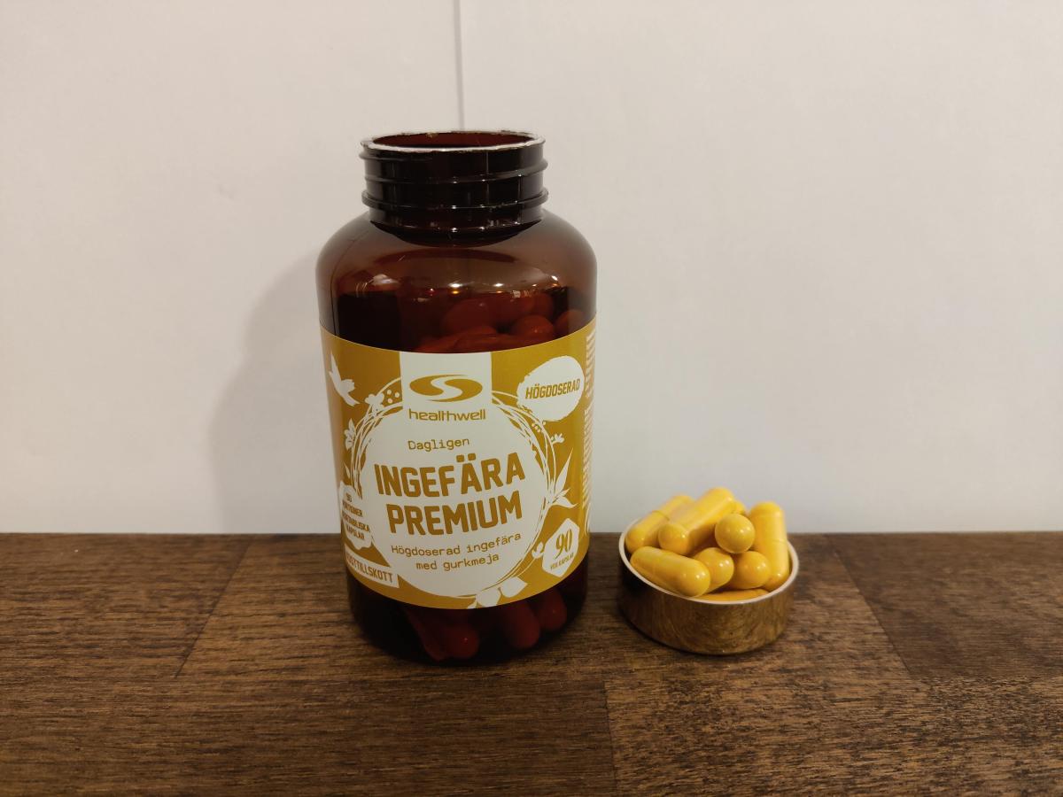 Ingefära Premium nära med kapslar i liten skål bredvid