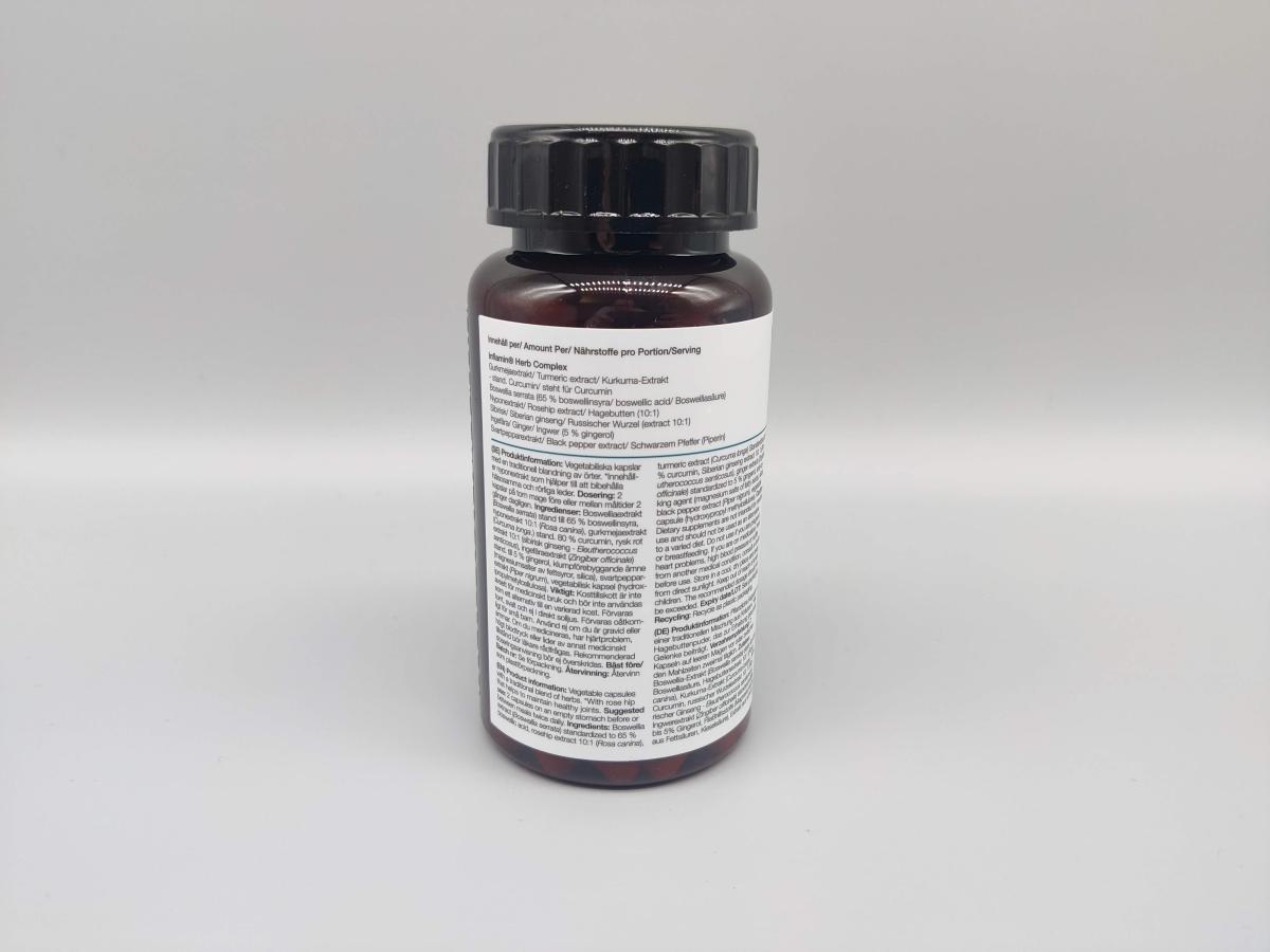 Ingredienslistan på Inflamin Premium med curcumin, boswellia, nypon och svartpepparextrakt, fotad av oss